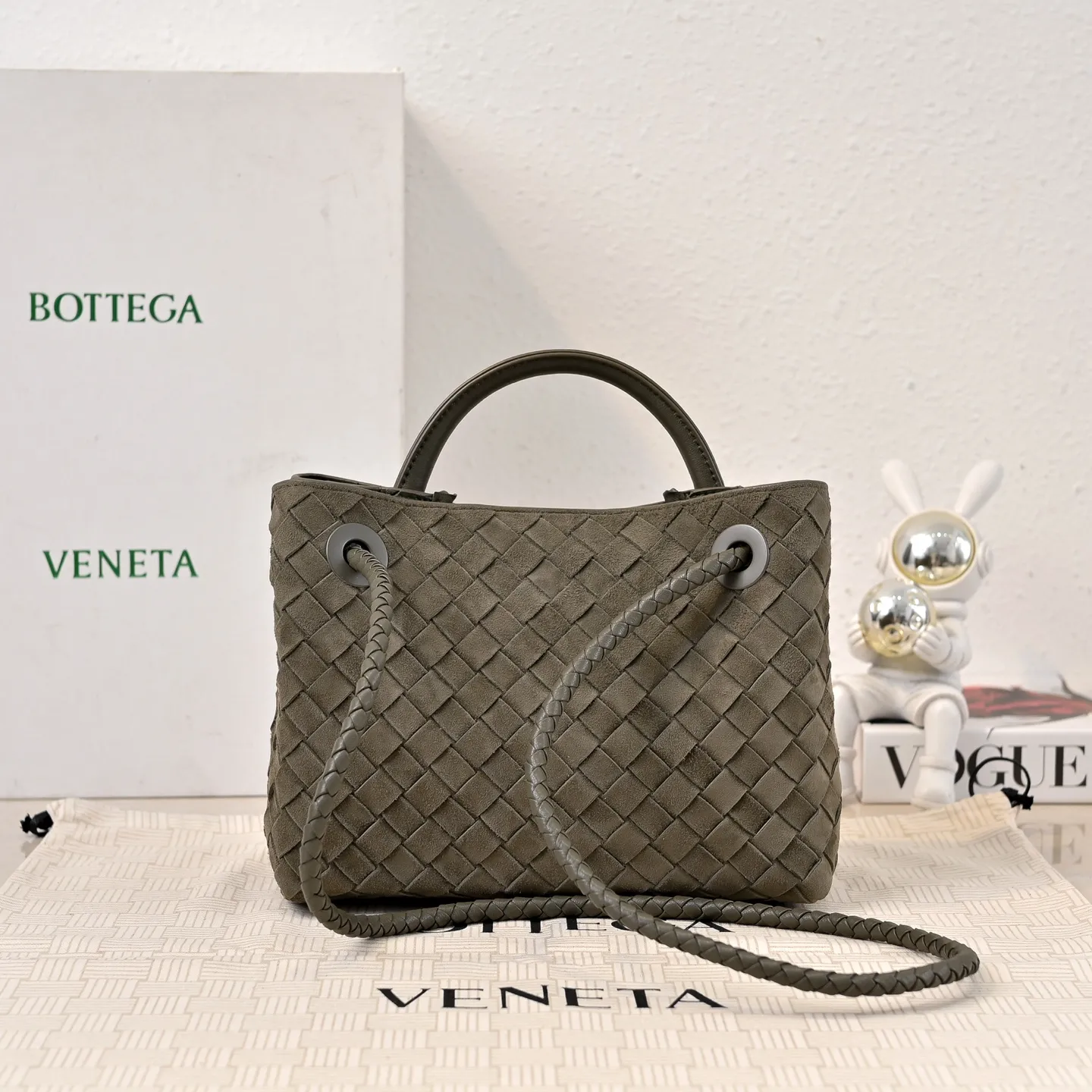Batch 1960 #BV new suede Andiamo 🎈 Warm deerskin Andiamo for autumn and winter is here🍂 Made of cashmere calf deerskin, the touch is softer and more delicate, and the overall body is very full and high-end! The shoulder strap has a sliding metal knot buckle that can be adjusted at will. It can be carried on the shoulder/handheld/cross-body in various ways. The bag has a large capacity and is suitable for commuting/daily use/traveling. This bag is divided into small/medium/large sizes. There is always one that suits you. Then take me with you🎀🎀 Dimensions: 25x22x10.5 Model: 7463